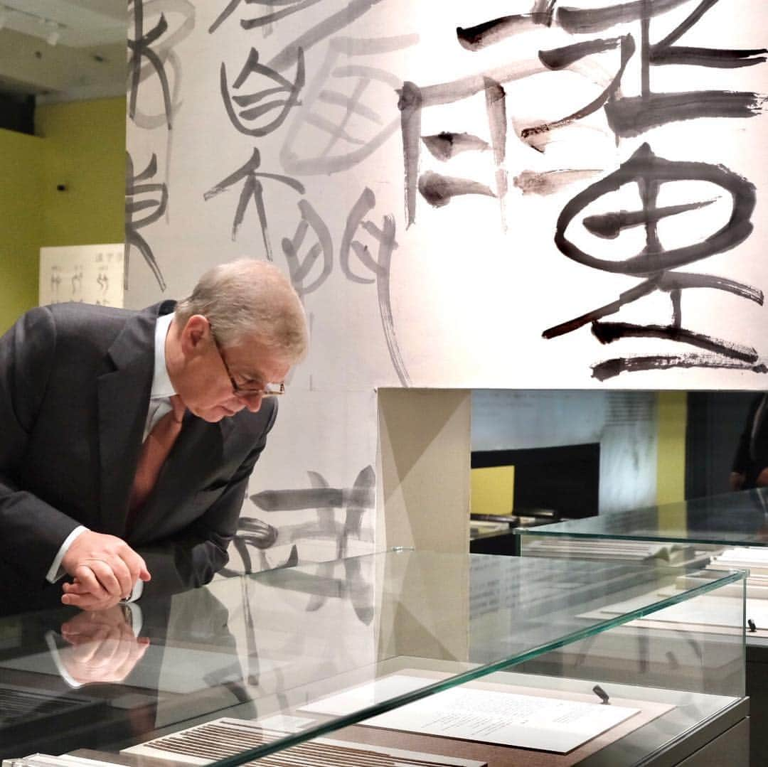 ロイヤル・ファミリーさんのインスタグラム写真 - (ロイヤル・ファミリーInstagram)「Today in Beijing The Duke of York has carried out several engagements including visiting the Gongzi Ting at Tsinghua University and art museum. Opened in 2016, the museum is the largest university museum in China & contains more than 13,000 items, including paintings, calligraphy, embroidery, porcelain, furniture and bronze work. The Duke also viewed a Kesi tapestry of the Amitayus Buddha from the Qianlong period (1711-1799) of the Qing Dynasty. His Royal Highness then attended Day One of #pitchatpalace China 3.0. To find out more follow @hrhthedukeofyork」4月12日 2時56分 - theroyalfamily