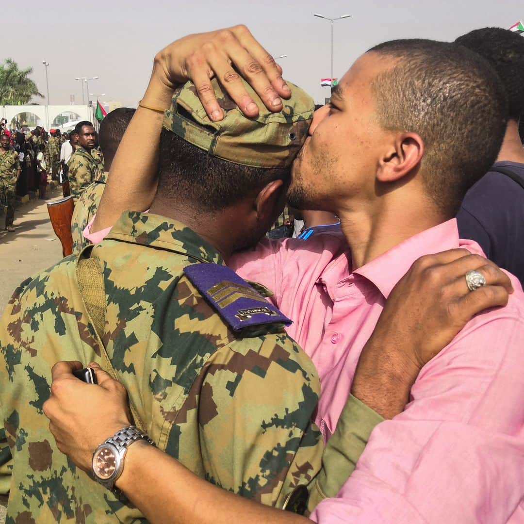 AFP通信さんのインスタグラム写真 - (AFP通信Instagram)「AFP Photo - A Sudanese anti-regime protester kisses a soldier on the head during protests on April 11, 2019 in the area around the army headquarters in Sudan's capital Khartoum. The Sudanese army is planning to make "an important announcement", state media said today, after months of protests demanding the resignation of longtime leader President Omar al-Bashir. Thousands of Khartoum residents chanted "the regime has fallen" as they flooded the area around the military headquarters, where protesters have held an unprecedented sit-in now in its sixth day.#sudan #soldier #khartoum」4月12日 2時57分 - afpphoto