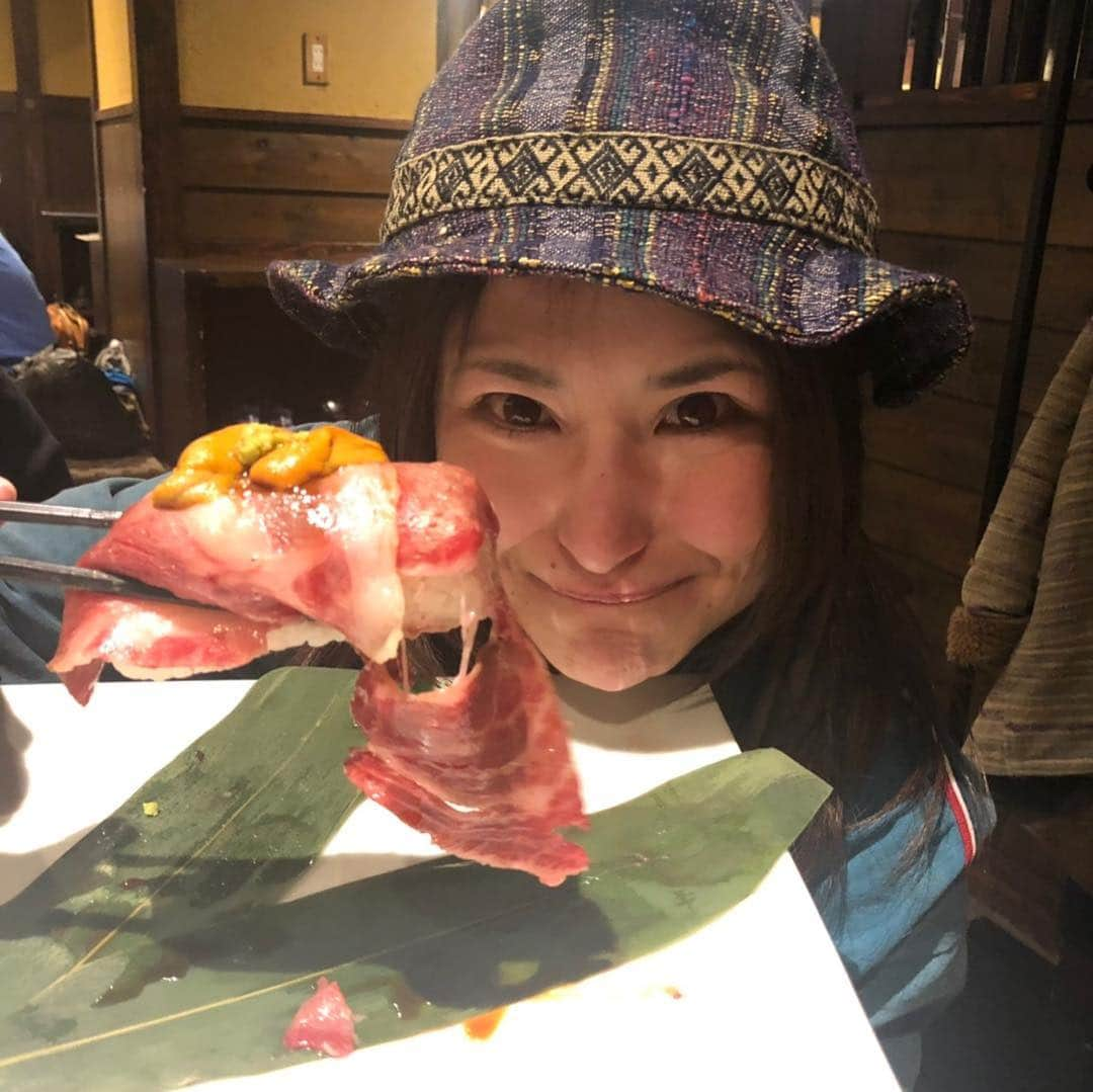 アンジェラ佐藤さんのインスタグラム写真 - (アンジェラ佐藤Instagram)「先日お邪魔した「たるえもん」の肉寿司🍣 あー写真見たらお腹減ってきた…ﾔﾊﾞｲ ・ ・  #アンジェラ佐藤 #ヒンナヒンナ #たるえもん #すすきの #居酒屋 #肉寿司が口の中でとろける #北海道の旬食材メニューが豊富 #どれ食べても美味しかった #あー #見たらお腹減ってきた #ぐぅ  #腹の音が止まらん #母ちゃん母ちゃんお腹と背中がくっつくぞ」4月11日 17時59分 - angela_satou