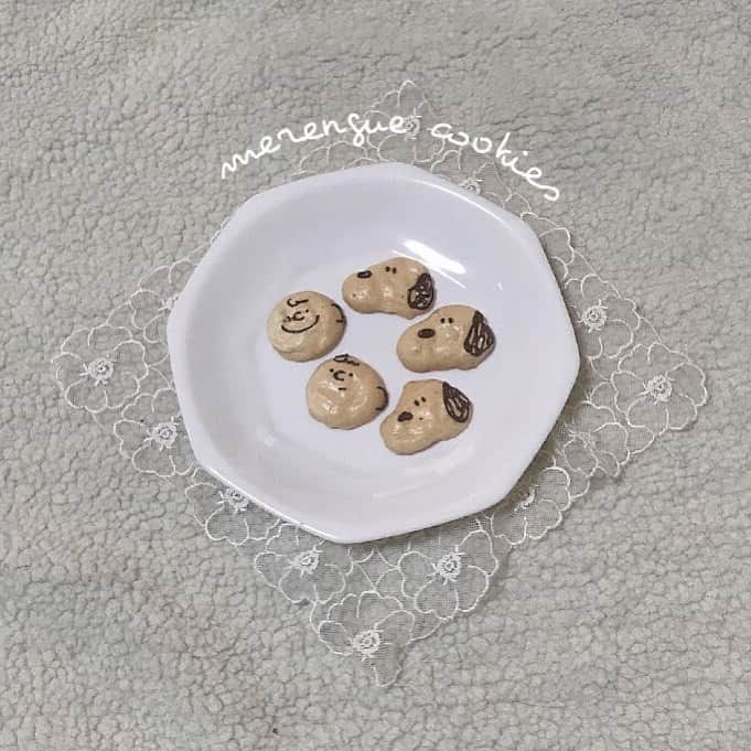 RiLiさんのインスタグラム写真 - (RiLiInstagram)「メレンゲクッキーをマスターして韓国風おうちカフェに挑戦っ☕❤︎ ..... 最近韓国のカフェでよく見るわんちゃんのクッキーをご存知🐶🍪？愛嬌のあるお顔がキュートすぎるよねっ💗そんな可愛いクッキーを手作りしている子たちがいるみたいなの🤔さっそく写真を見てみよう❤︎ 白い顔はメレンゲでできているんだって💭【メレンゲクッキー】とは卵とお砂糖をしっかり泡立ててオーブンで焼けば完成しちゃう簡単クッキーだよ🐶❤︎ アレンジ次第でわんちゃんの顔にしたりぐるぐる巻きにしてみたり楽しく作れそうだよねっ💗口の中に入れるとふわっと溶ける感覚がやみつきになっちゃうよ🤤ちょっと時間が空いた時に作ってみてはいかが👀 ❣ ❣ ❣ ❣ ❣ サイトやSNSで掲載させていただくお写真募集中😘📸 かわいいコーデやアイテム、注目スポットなどが撮れたら、ハッシュタグ→#rili_tokyo  を付けて投稿❗ ． Special Thanks💋 Photo by @j________yn @pi_yo_chan08 @sayaka0624m @j________yn @sachiko2614113 @piyopiyo_piiiiii @nako_519 ． #春 #春コーデ  #メレンゲクッキー�#メレンゲ #手作りクッキー #おうちカフェ #ワントーンコーデ #シンプルコーデ  #カジュアルコーデ #ガーリーコーデ #置き画 #置き画くら部 #今日のコーデ #コーデ #コーディネート #RiLi  #おしゃれさんと繋がりたい #お洒落さんと繋がりたい #ファッション #패션스타그램 #ootd #outfit」4月11日 18時00分 - rili.tokyo
