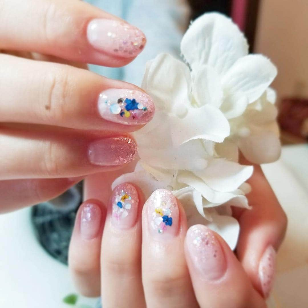 寺嶋由芙さんのインスタグラム写真 - (寺嶋由芙Instagram)「「#皮膚常在菌ビューティ」出版イベントでもお世話になった愛子さんにネイルをお願いしてきたよ(ﾟωﾟ)衣装に合わせてちょっと青が入ってるの新鮮！平成最後のネイルだねー、って！たしかに！令和の #ゆふのつめ もよろしくお願いします！！！ ・ #ネイル #ジェルネイル #ピンクネイル #ラメネイル #かわいい #うれしい #春である #いい女をよろしく ！」4月11日 18時01分 - yufu_terashima