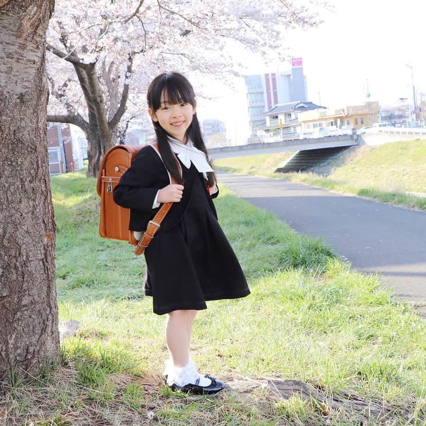 Akiさんのインスタグラム写真 - (AkiInstagram)「4/11 ・ いまだにEテレが大好きな JS👧🏻 ・ ・ サボさんが 「ブルータス…おまえもか！！！」 って連呼してる場面があるんだけど🌵 ・ ある日娘が真似をしてて🗣 ・ 👧🏻「ブルースター…おまえもか！！！」 ・ #誰 #いきなりイケメンきた #ブルースター ・ ・ そんなJSですが 小学校では慣らし給食も始まり 毎日元気に通学してます☺️ ・ 一方母ちゃんは 先生から 「サキさん」と呼ばれる娘に 違和感しかありません👩🏻 ・ ・ 今日も名刺かのように 手作りおりがみ手裏剣を配ったようで😌 ・ 「名前知らないけどいつも手裏剣くれる子」 イメージになりそうな予感🕴 ・ ・ ・ #入学式#入学式コーデ#新一年生#キッズフォーマル#JSガール」4月11日 18時02分 - mas_0504