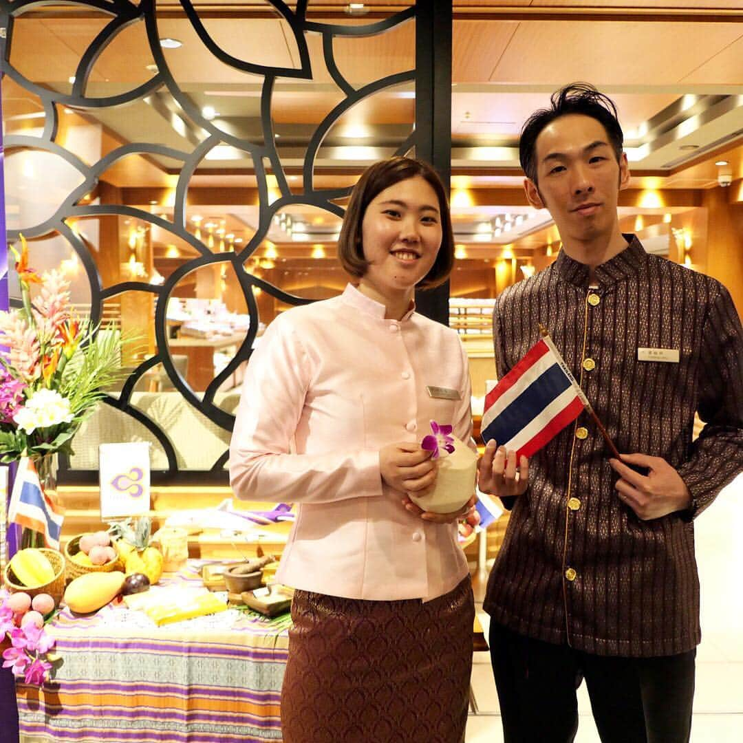 Sheraton Yokohamaさんのインスタグラム写真 - (Sheraton YokohamaInstagram)「Thai Food Fair🇹🇭 -------------------------------------------------------------- 【Instagramキャンペーン開催中！】 タイフードフェアの写真を撮って、#シェラトンタイフェア をつけて投稿してくれた方の中から抽選で1組2名様に『タイ国際航空で行く　日本⇔バンコク往復航空券』＋『ロイヤルオーキッドシェラトン ホテル＆タワーズ　ジュニアスイート2泊（朝食込）』をプレゼント🎁 Share your own images of Thai fair with #sheratonthaifair . A winner will get the round trip ticket to Bangkok and two nights stay of Royal Orchid Sheraton! -------------------------------------------------------------- #japan #yokohama  #trip #sheraton #thailand  #bangkok #thaifood #横浜 #横浜駅 #バンコク #タイ料理 #エスニック料理 #タイ料理好き #タイ衣裳 #タイ伝統衣装 #ブッフェ #ランチブッフェ #ディナーブッフェ #タイ旅行 #プレゼントキャンペーン #amazingthailand #こんなタイ知らなかった#タイ国際航空 #タイ航空 #TG割 #横浜ベイシェラトン」4月11日 18時02分 - sheratonyokohama