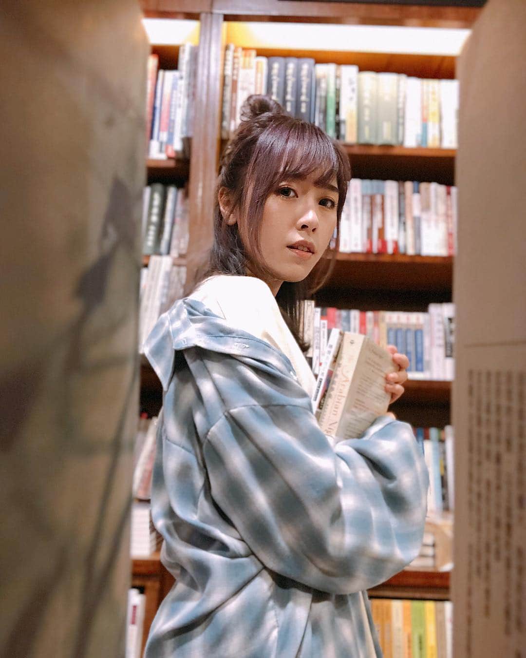 Miss Hunnyのインスタグラム：「終於剪完Day 3， 買本書慶祝下， 今晚你哋睇片，我睇書(˶‾᷄ ⁻̫ ‾᷅˵)」