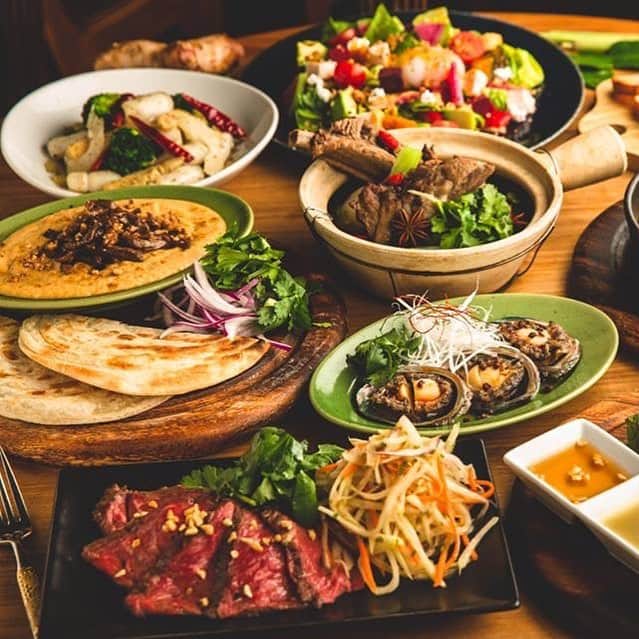 のインスタグラム：「【新メニュー登場‼️】 4月16日（火）から、モンスーンカフェの一部店舗に、新メニューが登場しますっ！ インドネシアのサラダ『ガドガド』や、シンガポールのスープ料理『肉骨茶』、『フムス』や『花椒炒め』など、本場の味をモンスーン風にちょっとだけアレンジ‼️ GWに海外旅行に行かなくても、アジアの風をモンスーンカフェで感じてください♪ 《モンスーンカフェ代官山・恵比寿・自由が丘・表参道》 . . Springtime is a season of new beginnings, and at Monsoon Cafe, we're going to unveil our new menu from Tuesday, April 16th! Here's a sneak peek at Monsoon Cafe's new menu items! #モンスーンカフェ #エスニック料理 #monsooncafe #新メニュー #薬膳 #肉骨茶 #生春巻き #ゴイクン #麻婆  #restaurant  #ethnicfood #thaifood  #yummy  #foodporn . #タイ海老トースト #絶品  #ガパオライス  #タイ料理  #エスニック料理 . #代官山 #恵比寿 #自由が丘 #表参道」