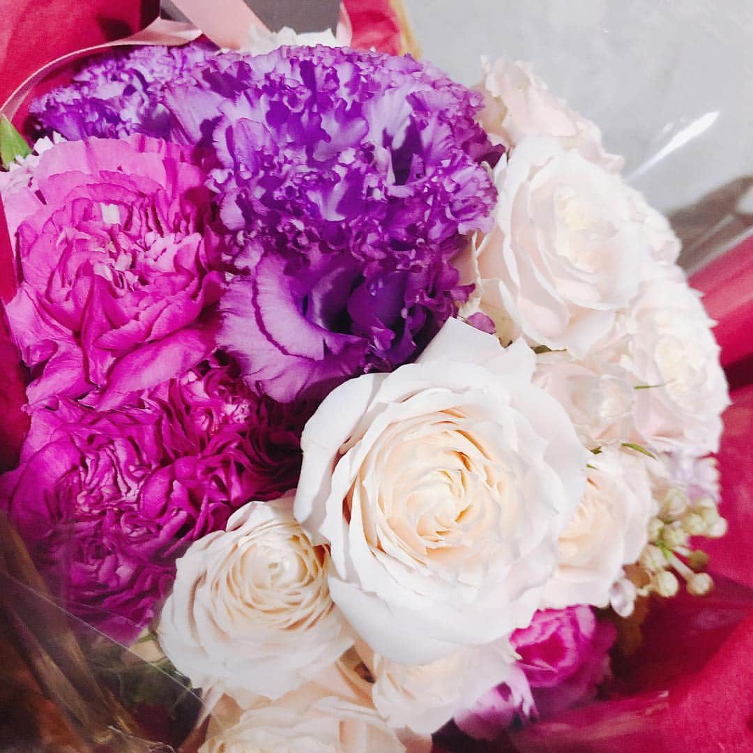 遠近由美子さんのインスタグラム写真 - (遠近由美子Instagram)「#flowers #strowberry #love  #myfavorite #happytime😊 #smile」4月11日 18時13分 - yumiko_tochika