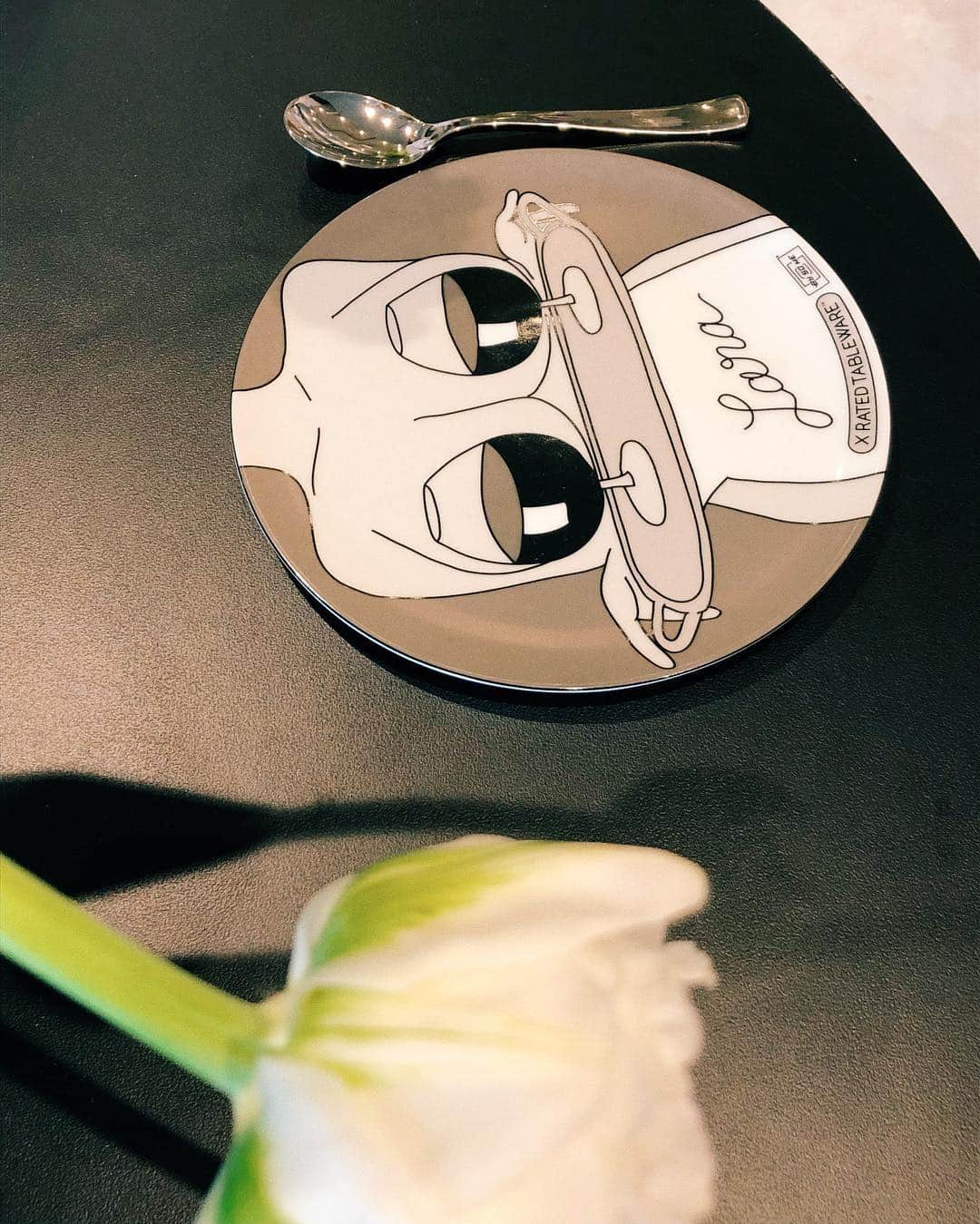 PELIのインスタグラム：「someのお皿🦢🍷🍷🦢かわいいね @so_me_ma_sen」