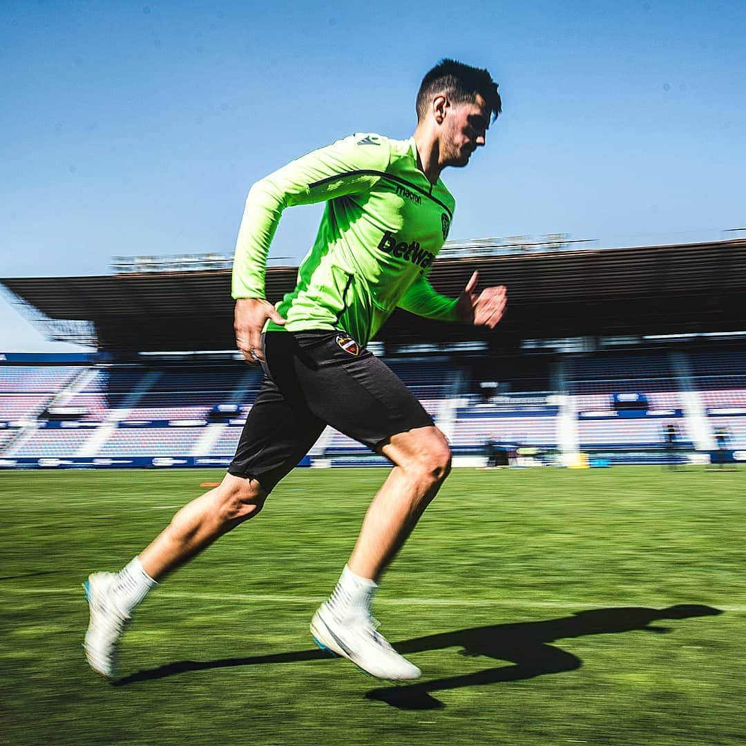 レバンテUDさんのインスタグラム写真 - (レバンテUDInstagram)「Sprint para el derbi de Mestalla #ValenciaLevante 🔵🔴⚽️ ---- #OrgullGranota #MachoLevante #LevanteUD #LaLigaSantander #Laliga #futbol #football」4月11日 18時07分 - levanteud