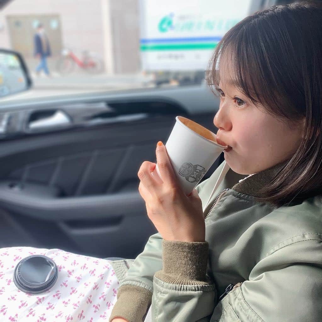 猪鼻ちひろのインスタグラム：「🧠🌸﻿ 本日ワクワク度高め﻿ ﻿ ドライブしながら見た桜と空は綺麗だったし @from_chiro の上がってきたサンプルも可愛くて小躍りしたし、久々にあいにゃんと愛犬ぷぅとさおりんにも逢えました。﻿ いつ会っても一瞬で昔に戻れる不思議な感覚に包まれています。 あぁ〜充実のうれしい日🧠🌸﻿ ﻿ #日記みたい #ご機嫌 #カフェラテ﻿ #ホットとアイス迷う時期☕️🍨﻿ #可愛いブラウス1ミリも見えてなかったガーン」
