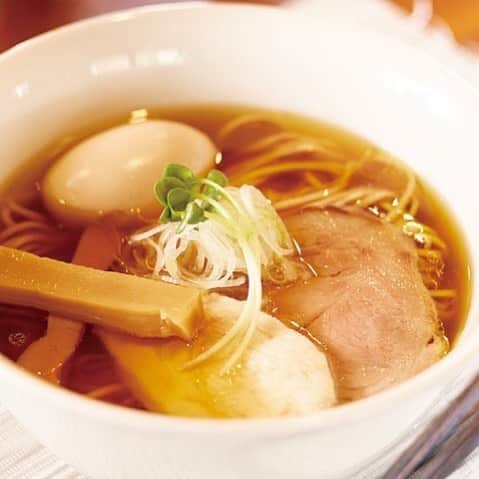 東京カレンダーさんのインスタグラム写真 - (東京カレンダーInstagram)「鶏だけからとったスープを醤油味に仕立てたシンプルな「鶏そば（味玉入り）」。あっさりとした上品な味わいのファンになる女性も多いようだ。 葛でコーティングし、ジューシーに仕上げた鶏チャーシューも絶品！ #東京カレンダー #東カレ #tokyocalendar #ラーメン #高田馬場 #西早稲田 #らぁ麺やまぐち #鶏そば」4月11日 18時10分 - tokyocalendar