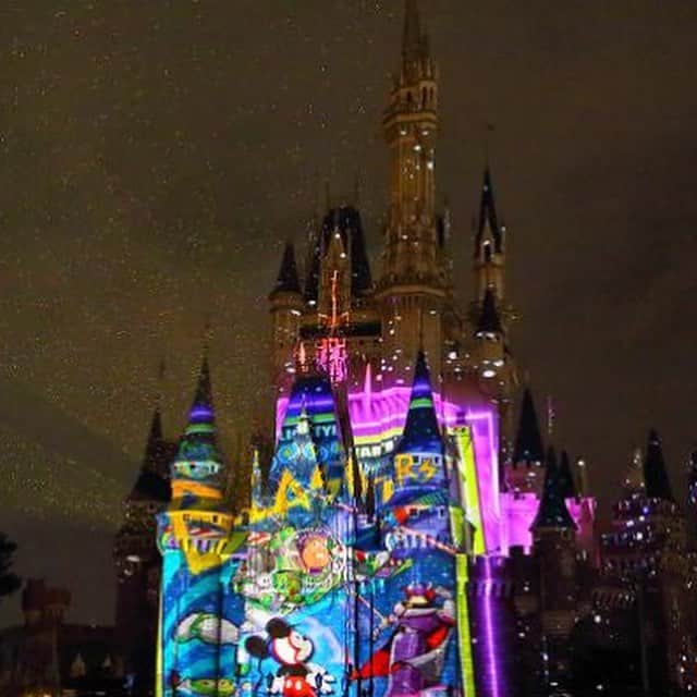 TOKYO FM+さんのインスタグラム写真 - (TOKYO FM+Instagram)「歌手のMiracle Vell Magicさんが東京ディズニーランド®の最新情報をお届け❤️期間限定のショー✨「Celebrate! Tokyo Disneyland」をレポートしてくれました‼️ 詳しくは、ページトップのリンクから「TOKYO FM +」のサイト内の記事をチェック👉 #miraclevellmagic #tokyofm #ラジオ #radio #東京ディズニーランド #期間限定 #シンデレラ城 #celebratetokyodisneyland #tokyodisneyland #トイストーリー」4月11日 18時12分 - tokyofmplus