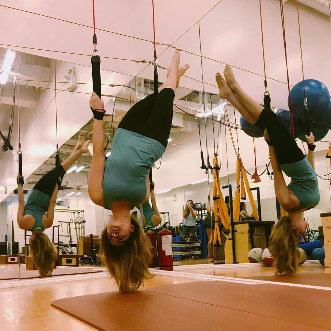 Alexa Ilacadさんのインスタグラム写真 - (Alexa IlacadInstagram)「You turn my world upside down 🙃🌎 #pilates @fionsky44 #workout」4月11日 18時12分 - alexailacad