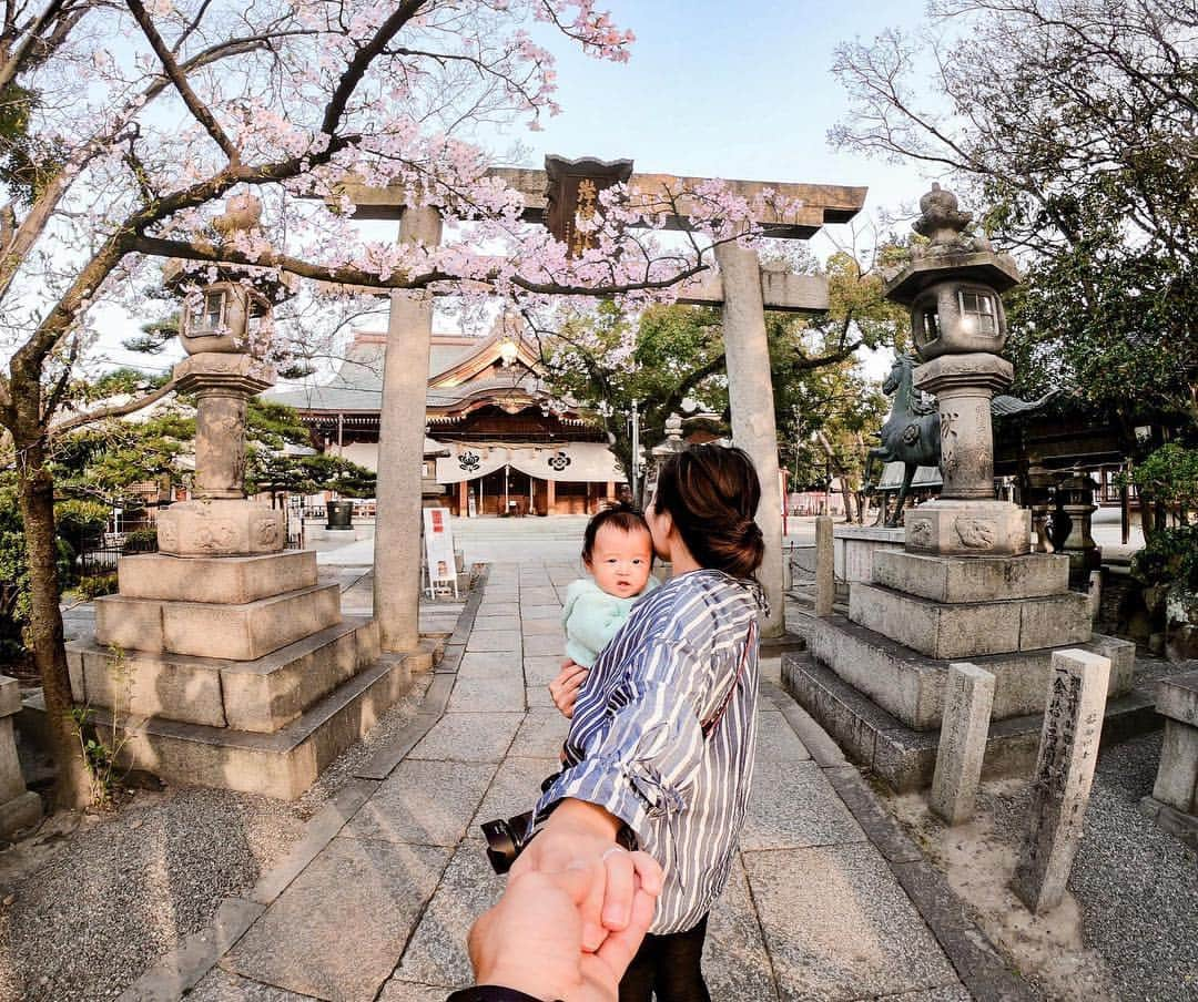 GoProさんのインスタグラム写真 - (GoProInstagram)「#岸城神社 の桜の樹の下親子で #FollowMeTo 🌸 📷 @siryosh63 ・ 春のチャレンジ開催中！お気に入りの旅作品を #GoProTravelJapan + #GoProJP のタグをつけてInstagramで投稿してGoProアワードに応募するだけで、豪華な賞品をゲットできるかも？GoPro.com/awards に作品をアップする際は「チャレンジ」覧で「 #TripOn 」を選択してから応募してくださいね👌 ・ ・ ・ #GoPro #GoProのある家族 #SpringTravel #Sakura #春 #大阪 #神社 #家族」4月11日 18時23分 - goprojp