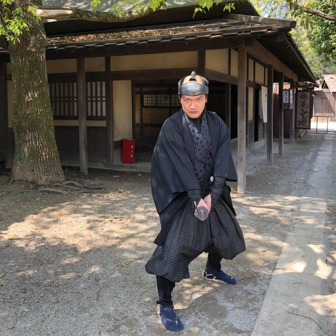 らぶおじさんさんのインスタグラム写真 - (らぶおじさんInstagram)「明日！ 4月12日公開 「多十郎殉愛記」 この映画にエキストラとして参加させてもらいました！ とてもカッコいい映画なので是非観て下さい！ どこかのシーンにヒゲのないらぶおじさん映ってます！ エンドロールに流れるらぶおじさんの名前も探してみて下さい！ 高良健吾くんに僕のギャグの「んーまー」やってもらいました！優しすぎ！」4月11日 18時17分 - zettailoveojisan