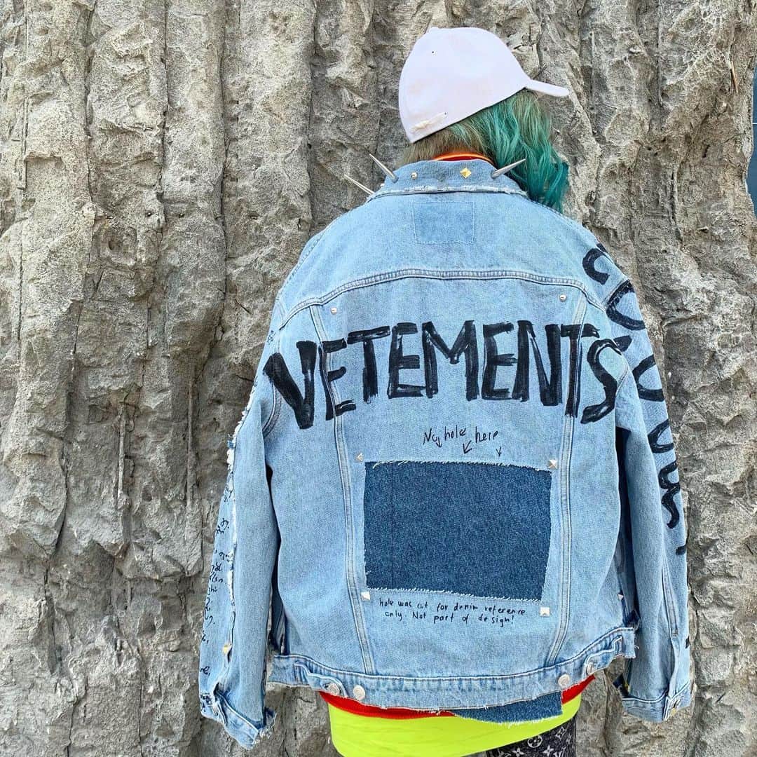 AYINさんのインスタグラム写真 - (AYINInstagram)「・ ・ ・ New arrival✔️ @vetements_official ・ ・ ・ IN store now✔️ ・ ・ #vetements #ayin #19ss」4月11日 18時18分 - ayin_japan
