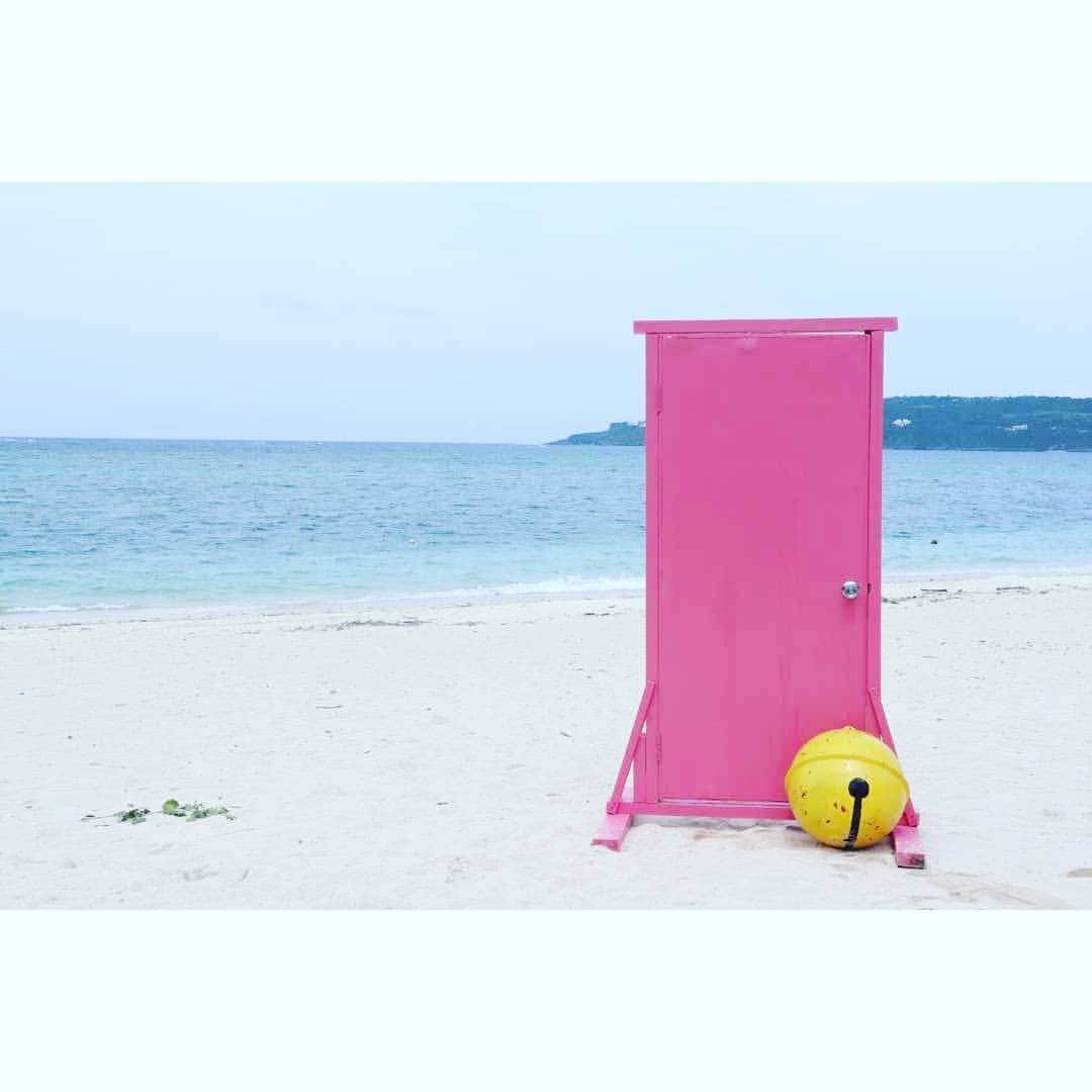 沖縄県民のおでかけ応援サイト「ちゅらとく」さんのインスタグラム写真 - (沖縄県民のおでかけ応援サイト「ちゅらとく」Instagram)「1km以上もの長い白浜が続く「ウッパマビーチ」に、なんと、、！どこでもドアが出現♡  ビーチ目の前のリゾートホテル ベル・パライソは直前割り登場で4月もGWもおすすめです♪ 👀詳しくはちゅらとく　ウッパマビーチで検索✨ * * #ちゅらとく #おでかけ情報 #沖縄のビーチ #ウッパマビーチ #ベルパライソ」4月11日 18時19分 - churatoku