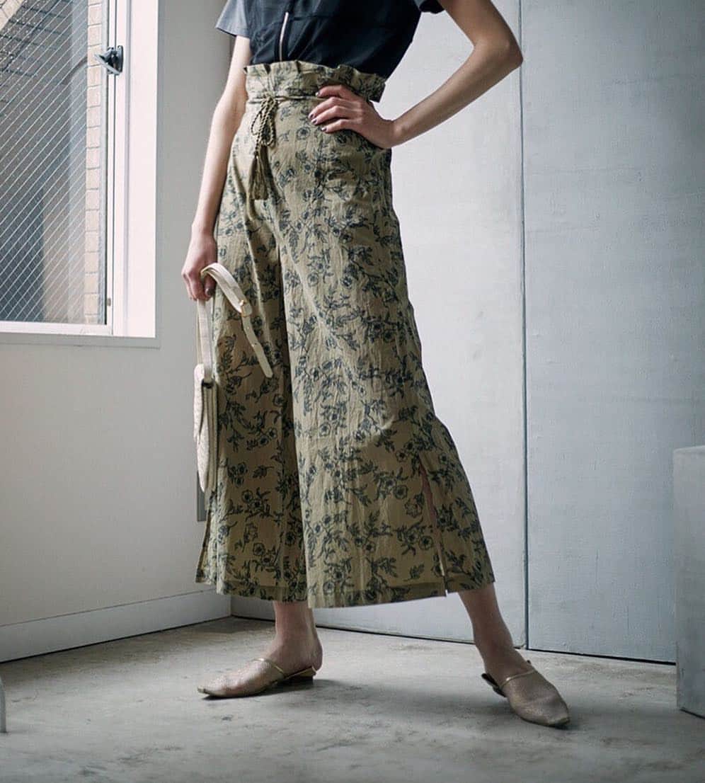 Ameri vintageさんのインスタグラム写真 - (Ameri vintageInstagram)「04.12(fri)12:00 CAROLINE HIGH WAIST PANTS will be released by online. . #ameri #amerivintage #shopping #fashion #japan #tokyo #pants」4月11日 18時19分 - amerivintage