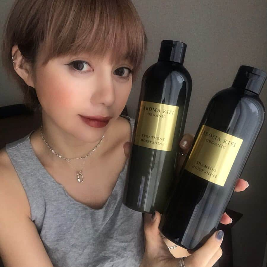 長谷川あやさんのインスタグラム写真 - (長谷川あやInstagram)「💆‍♀️💆‍♀️💆‍♀️ #shampoo #treatment #pr #beauty #アロマキフィ #オーガニック #シャンプー #バスタイム #精油 #サロン品質 @aromakifi_official ・ ・ ・ お風呂〜さっぱり〜😋✌️ ・ 最近使っていたオーガニック アロマシャンプー🧴がとっても よかったので紹介します💁‍♀️✨ ・ なんといっても保湿とツヤ‼️ 泡立ちもよくてきしみやごわつきがない オーガニックシャンプーだから カラーやブリーチで結構 いじめちゃってた頭皮と髪の毛に とってもやさしい、、、😭💭 ・ 香りもすっきりしていて とってもよかった(´∀｀)💘 ・ 妊娠中お肌も敏感で シャンプーによってかゆみとかが でちゃうものもあったんだけど これは大丈夫だった😋💛」4月11日 18時19分 - ayasuke_0516