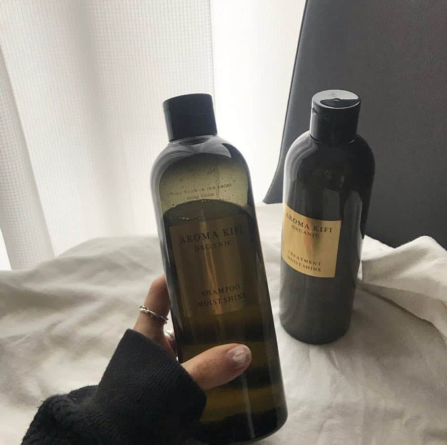 長谷川あやさんのインスタグラム写真 - (長谷川あやInstagram)「💆‍♀️💆‍♀️💆‍♀️ #shampoo #treatment #pr #beauty #アロマキフィ #オーガニック #シャンプー #バスタイム #精油 #サロン品質 @aromakifi_official ・ ・ ・ お風呂〜さっぱり〜😋✌️ ・ 最近使っていたオーガニック アロマシャンプー🧴がとっても よかったので紹介します💁‍♀️✨ ・ なんといっても保湿とツヤ‼️ 泡立ちもよくてきしみやごわつきがない オーガニックシャンプーだから カラーやブリーチで結構 いじめちゃってた頭皮と髪の毛に とってもやさしい、、、😭💭 ・ 香りもすっきりしていて とってもよかった(´∀｀)💘 ・ 妊娠中お肌も敏感で シャンプーによってかゆみとかが でちゃうものもあったんだけど これは大丈夫だった😋💛」4月11日 18時19分 - ayasuke_0516