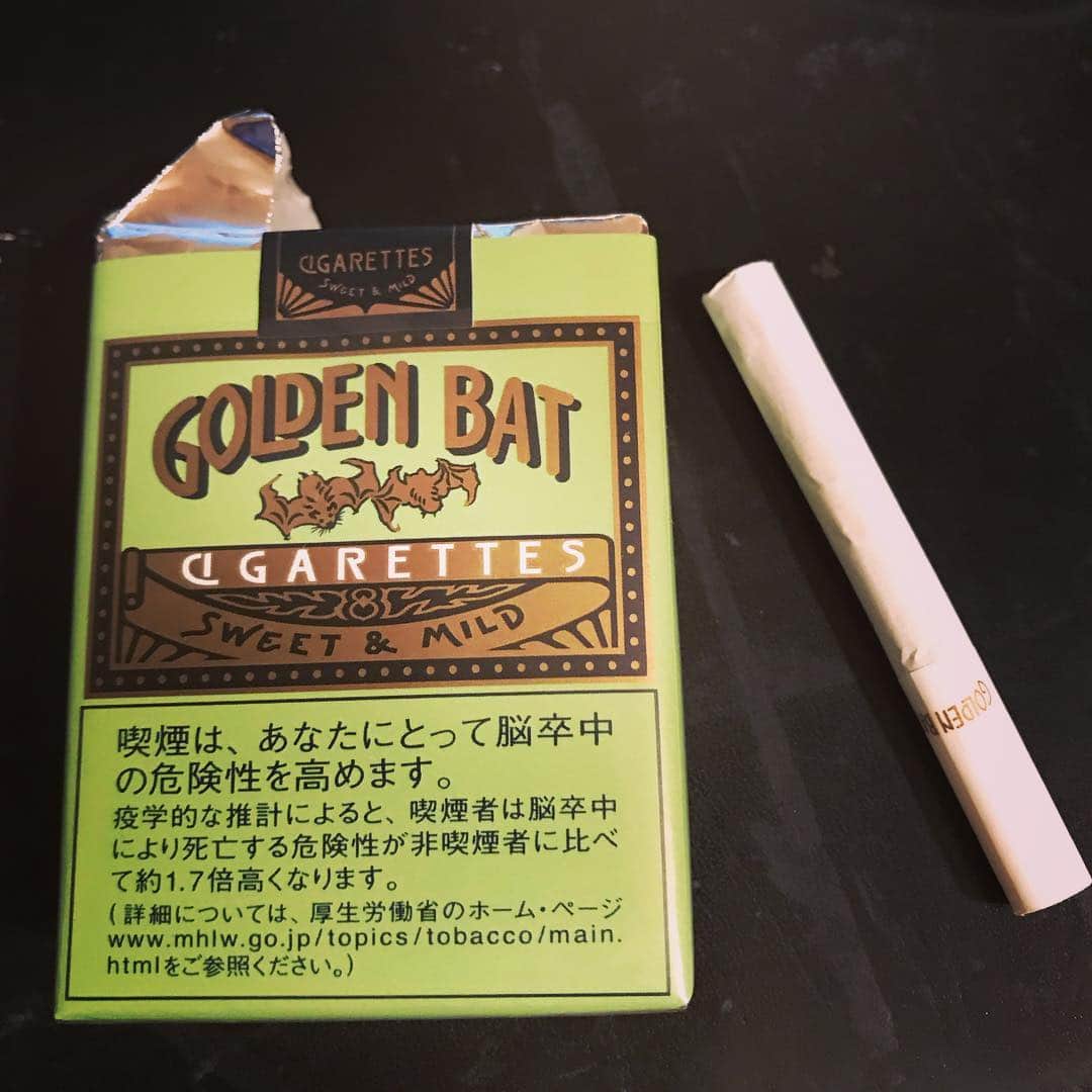 佐野史郎のインスタグラム：「普段は煙草を吸わないけれど、シガー、パイプ、キセル、たまにくゆらせます。 紙巻はピース。パッケージに惹かれて久しぶりにゴールデンバット吸ったけど、今のゴールデンバット、フィルター着いてるのね？ゴロワーズもそうだし。 もうないけど、ドイツのゲルベゾルテとか、懐かしいな。」