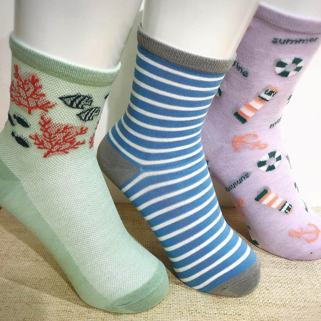 3COINS lN LUMINEさんのインスタグラム写真 - (3COINS lN LUMINEInstagram)「🌟−2℃活靴下入荷しました🌟 . こんばんは！ルミネ横浜店です🐰 人気の靴下に新作がたくさん入荷しております🧦🐠 こちらの靴下は接触冷感＋吸水速乾の機能性靴下となっております🐧✨ お問い合わせの多い五本指ソックスもございます！ この他にもご紹介しきれていないデザインがまだまだございますので、 ぜひルミネ横浜店でご覧くださいませ🐰💕 ご来店お待ちしております！ . ただいま3COINSでは、ポイントアプリのPAL CLOSETがご利用いただけるようになっております！ ショップフォローをするとお得な情報や入荷情報をお知らせできますのでぜひご利用くださいませ🌟 . #スリーコインズ#3COINS#プチプラ#靴下#おしゃれ#ひんやり#アクア#ポップ#海の仲間たち#モチーフ#青い海#はじけるきもち」4月11日 18時19分 - 3coins.in.lumine