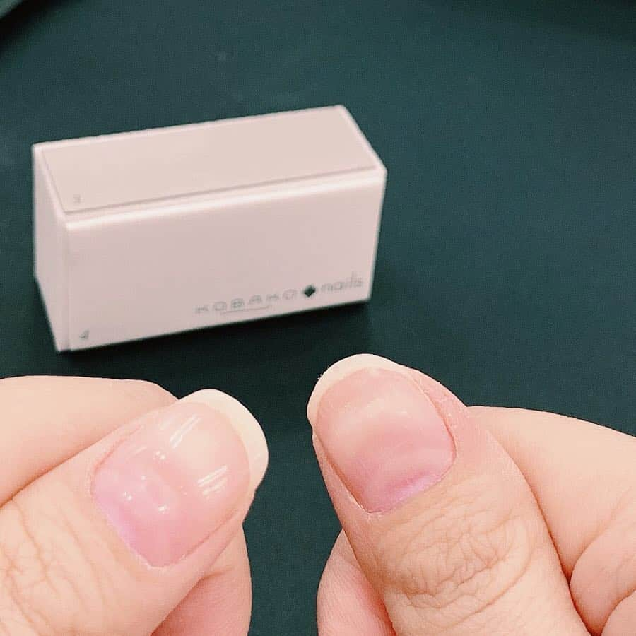 Lulucosさんのインスタグラム写真 - (LulucosInstagram)「スワイプして2枚目の動画のように、KOBAKO nailsのネイルケアセットで爪の角質を取って、さらにバッファーで磨くと…！！！﻿ *﻿ 3枚目の画像、左が"セルフ角質取り"後の爪。まるで透明ネイルを塗ったかのようではありませんか？いや、むしろネイルを塗って崩れたり剥がれたりしてしまうより、美しさが保てるし、艶がハンパじゃないんです。7,000円のネイルケアセットと1,800円のブロックバッファーさえあれば、おうちで毎日美爪をキープできます♡﻿ *﻿ 学校や仕事でネイルがNGなひとも、これなら安心して美しい爪を楽しめそう。﻿」4月11日 18時20分 - lulucos_official