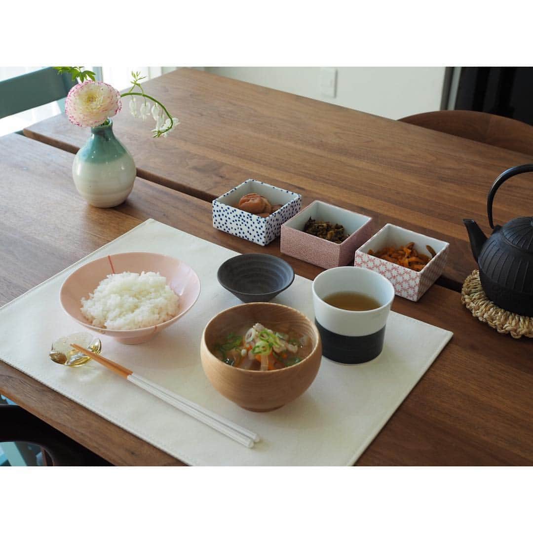 yuki さんのインスタグラム写真 - (yuki Instagram)「. . 朝ごはん🍚 . ごはんと豚汁に、お漬物だけの朝ごはん。 . . 汁物を具沢山にしたら おかずはナシでも良しとしている朝ごはん。 . . 子どもも食欲がなくてもスープなら飲めたりしませんか？☺️✨ タンパク質もビタミンも、ぜんぶ一椀に詰め込んで✨ . . 中でも豚汁は週に一度は作る、 定番人気メニューです🐷♡ . . . 今日は子どもを送り出してから 久しぶりに私もゆっくり朝ごはん食べました。 . 朝食べたほうが痩せるとか言いますが 朝食べると胃が活性化して余計にお腹がすく気がするのは私だけでしょうか？🤭💕 . . では今から晩ごはん食べまーす😂✨ . . #マイホーム #インテリア #ダイニング #朝ごはん #豚汁 #ランチョンマットfit #おうちごはん #めいぼく椀 #myhome #interior #diningroom」4月11日 18時24分 - yuki_00ns
