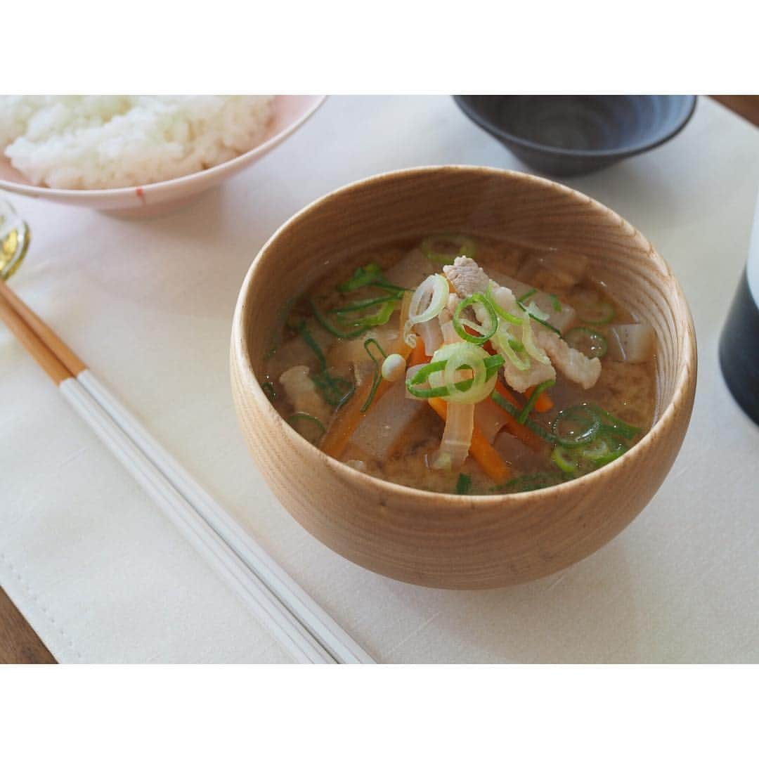 yuki さんのインスタグラム写真 - (yuki Instagram)「. . 朝ごはん🍚 . ごはんと豚汁に、お漬物だけの朝ごはん。 . . 汁物を具沢山にしたら おかずはナシでも良しとしている朝ごはん。 . . 子どもも食欲がなくてもスープなら飲めたりしませんか？☺️✨ タンパク質もビタミンも、ぜんぶ一椀に詰め込んで✨ . . 中でも豚汁は週に一度は作る、 定番人気メニューです🐷♡ . . . 今日は子どもを送り出してから 久しぶりに私もゆっくり朝ごはん食べました。 . 朝食べたほうが痩せるとか言いますが 朝食べると胃が活性化して余計にお腹がすく気がするのは私だけでしょうか？🤭💕 . . では今から晩ごはん食べまーす😂✨ . . #マイホーム #インテリア #ダイニング #朝ごはん #豚汁 #ランチョンマットfit #おうちごはん #めいぼく椀 #myhome #interior #diningroom」4月11日 18時24分 - yuki_00ns