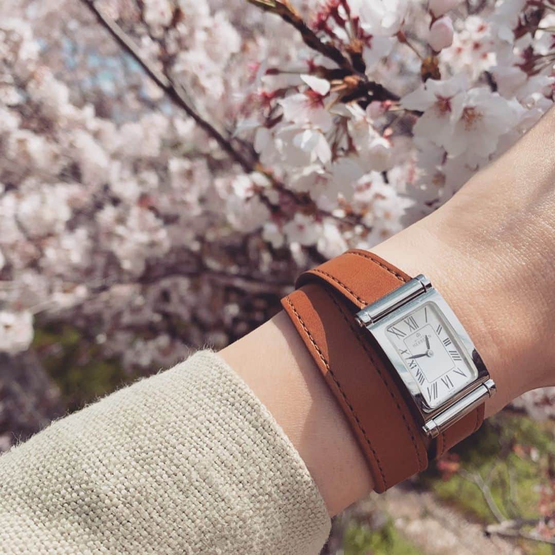 kazumint20さんのインスタグラム写真 - (kazumint20Instagram)「. 春も小物は安定のキャメル。 . モノトーンも好きだけど、やっぱりキャメルが一番好き。 . 手元には @michelherbelin_japon  の腕時計。 ベルトが好きなカラーに変えられるのが魅力✿ ✿. 夏は明るい色もいいかも☺︎. . . . #ミッシェルエルブラン #アンタレス #michelherbelin #レディースウォッチ #コーデウォッチ#手元コーデ #france  #paris #大人コーデ #手元くら部 #antares #fendi #ピーカーブー #キャメル . .」4月11日 18時29分 - kazumint20