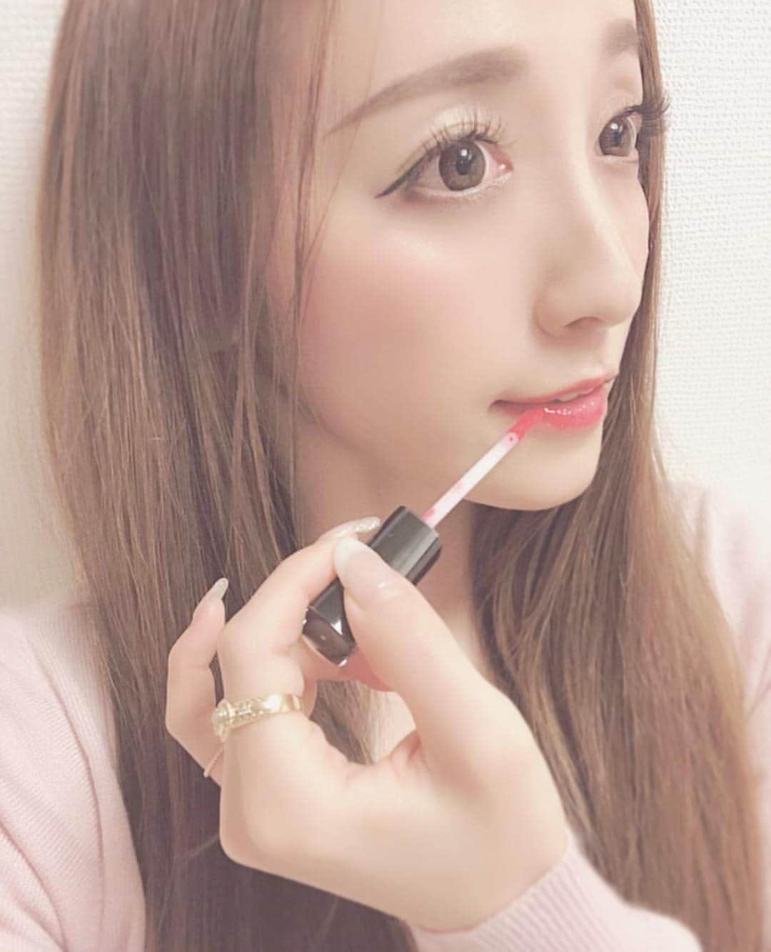 東條恭子さんのインスタグラム写真 - (東條恭子Instagram)「. NEW cosmetics...💄❤️ リップはジューシーに仕上がるものが特に好きです🎶 . . 聖心美容クリニックが4月1日より先行発売しているベイビーリッププランパーの春の新色、サクラピンクとローズレッドももちろんチェック♪ ひと塗りで唇にボリュームと透明感をプラスしてとっても美しい仕上がりに:)❤️ . . 今❣️期間中 (4月1日〜4月21日) に聖心美容クリニック公式アカウント @seishinbiyou をフォロー & キャンペーン期間内の投稿画像に欲しいリップカラーを指定ハッシュタグでコメントすると、ベイビーリッププランパーR+ サクラピンク or ローズレッドが当たるキャンペーン開催中だそうです♫ . . #聖心美容クリニック #ベイビーリッププランパー #ベイビーリッププランパーローズレッド #リップグロス #コスメ好きさんと繋がりたい #ドクターズコスメ #美容 #美容垢さんと繋がりたい #美容垢 #コスメ #リップ #グロス #口紅 #cosmetic #cosmetics #beauty #sexylips #sexylip #japan #tokyo #pr #japanese #japanesegirl #tokyogirl」4月11日 18時30分 - kyoko_tojo