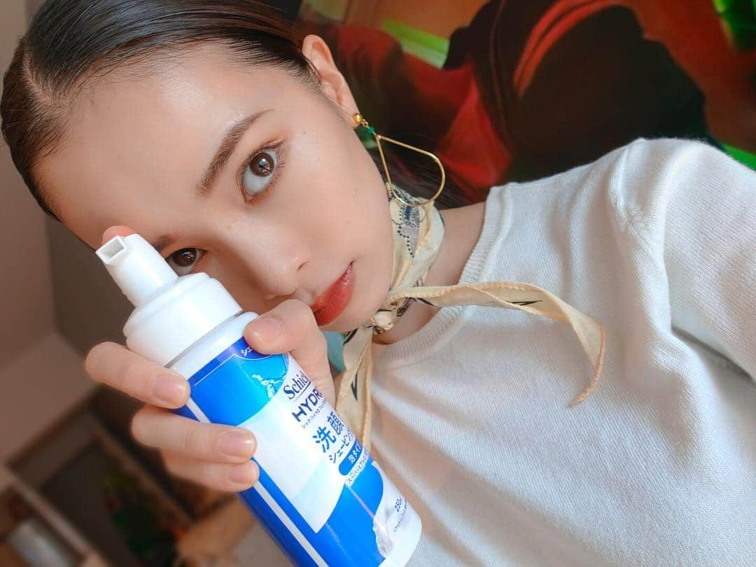 尾崎紗代子さんのインスタグラム写真 - (尾崎紗代子Instagram)「. ドバイに行くまでに髭を伸ばし続けていた @kenu_terui の断髭式が執り行われました。 @schickjapan_official の 洗顔兼シェービング剤と化粧水。 私に使い心地は分からないけれど シェービング後なのに化粧水がピリピリしなぁ〜い👳‍♂ と、うれしそうな夫でした。 ヒゲソリ後は水分を吸収しやすいんだってね👳‍♂ . . #myhusband #旦那  #断髭式 #断髭 #Schickのある生活 #髭のある生活 #中東感のある生活 #目の下辺りからも髭が生える生活 #髭で遊ぼう #剃ったら潤す #Schick #シックハイドロ #髭 #ヒゲ #PR . 3枚目4枚目は息子のサングラスを使ってみたものの 馴染んでしまった...ちっ...」4月11日 18時40分 - osayo_osayo