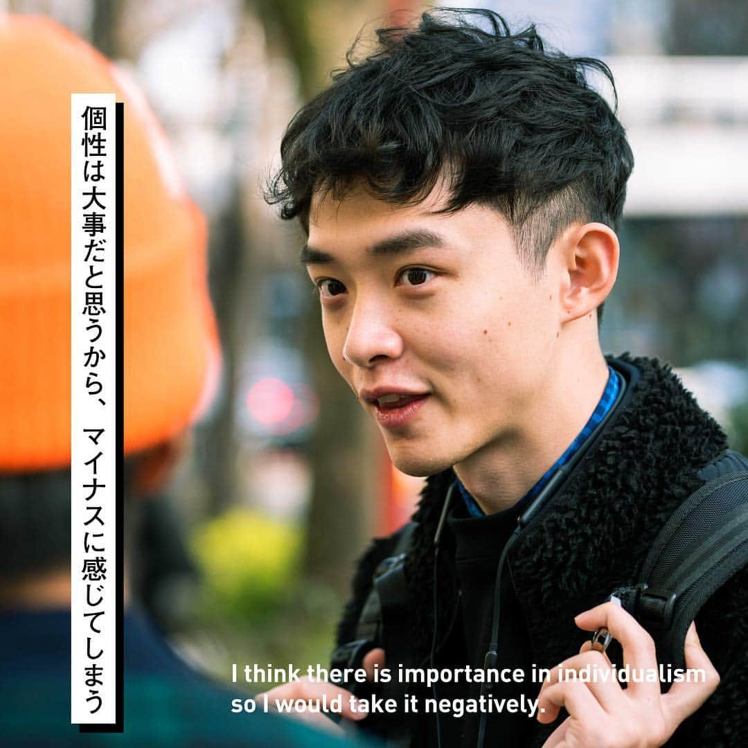 ONE MEDIAさんのインスタグラム写真 - (ONE MEDIAInstagram)「.﻿ 「普通が無ければ、普通じゃないって概念は生まれないので」﻿ ﻿ ﻿ ファッションしかり、職業しかり、趣味しかり。他人と少し違う個性を持った人はやっぱりかっこいいし憧れる。人と違うって、個性的で尊敬できるよね🕺﻿ ﻿ 一方で、「普通」っていう個性もまた素晴らしいと思うんだ。地味とか味気ないとか、そんな意味合いで捉えられがちだけど、そんなマイナスなものなのかな🤔﻿ ﻿ ﻿ というわけで！聞いてきました！🏁﻿ 「普通ってだめなの？」﻿ ﻿ 今回話してくれたセイン（@tokyocitytimes）は、普通であることも大切だと言ってくれた。﻿ ﻿ 「悪いことではないと思います。 何を基準に普通なのかってところは難しいところだけど。もちろん普通であることに対して、 全く目立たなかったり、大きな変化が無いのは刺激が少ないって思う人は多いかもしれないです。﻿ でも、世界には普通っていうアイデンティティは必要だと思う。だから“普通じゃない”っていうアイデンティティも生まれるわけで。その基準みたいなものがあるから個性っていうものが存在するんだと思っています。 だからそれも立派な個性ですよね」﻿ ﻿ “普通”がなければ“普通じゃない”が無い。﻿ 当たり前すぎて忘れてたけど、実はすごく大事な部分だと思った。﻿ ﻿ そんな中、彼は一言こう言っていた🗣﻿ ﻿ 「でもやっぱり、何が普通なのかはわからないですけどね。一体何を基準に考えて普通なのか」﻿ ﻿ こんなこと言ったら元も子も無いけれど、普通っていう概念を語れる人なんていないのかもしれない。そこに10人の人間がいれば、10通りの普通があると思う🧠﻿ ﻿ 最近は自分を魅せるプラットフォームが増えたせいか、やたらとみんなが個性に執着している気がする。ソーシャル鬱なんてワードを聞いたり、他人からの評価に過敏だと感じる。﻿ ﻿ でも、自分を味気ないなんて落ち込む必要はないんじゃないかな。普通である自分は世界に1人だけだし、愛すべき個性なんだと思うんだ🦚﻿ ﻿ 喧嘩をしたり、人を尊敬できたり、好きになったり、嫌いになったり。そんなことがあるのって、お互いの普通が違うからでしょ？つまり、普通っていう中にその人の個性が詰まっているってことだね🤸‍♂️🤸‍♂️🤸‍♂️﻿ ﻿ 教科書に出てきた、あの金子みすゞ先生の言うように、“みんなちがって、みんないい”んだ。普通だって素敵な個性。そのままの自分でいいんだと思いました！﻿ ﻿ みんなは、普通ってつまらないと思う？﻿ コメントで教えてね！カズマが責任持って返信します！﻿ ﻿ 文：@asamikazuma﻿ 📸：@tats_oka ﻿ ﻿#onefashion #streetsnap #ポートレート写真 #fashionsnap #ストリートスナップ #fashionportrait #letitbe #identitydesign #個性 #普通 #金子みすゞ」4月11日 18時34分 - onemediajp