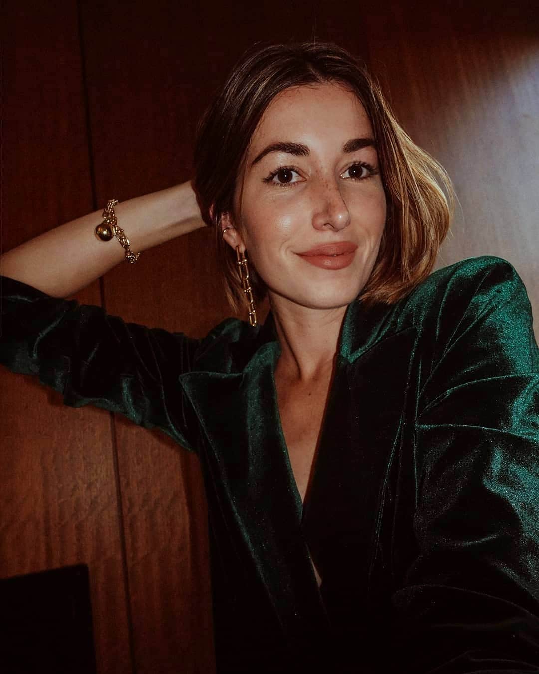 カルメン・ハミルトンのインスタグラム：「[Photo diary]: last week getting ready for the @tiffanyandco party. I went for the velvet suit (as per your votes!), gold jewellery, nude makeup and my #TiffanyFragrance 💙 such a fun night! Thank you for having me #TiffanySydney」