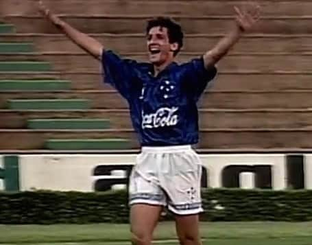 ジュリアーノ・ベレッチさんのインスタグラム写真 - (ジュリアーノ・ベレッチInstagram)「#tbt 1995 - 1º gol como jogador de futebol profissional. @cruzeiro . Em 1991 eu era goleiro de futsal, em 1992 eu passei na “peneira” como meia-esquerda, em 1993 me tornei volante, em 1994 assinei o contato com o clube e em 1995 cheguei a Seleção. Trabalho, amigo!! E meu sempre muito obrigado ao clube pela oportunidade! #belletti #palestra #futebol #trabalho #dedicação #tbt」4月11日 18時48分 - julianobelletti