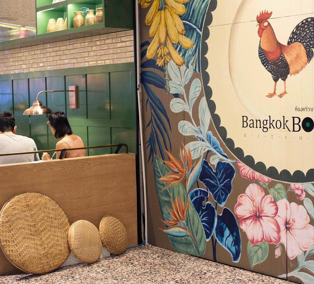 タイ国政府観光庁さんのインスタグラム写真 - (タイ国政府観光庁Instagram)「＜タイ美食レストラン🍽＞﻿ ﻿ タイ家庭料理を味わうことのできるレストラン「バンコク・ボールド・キッチン」 @bangkokboldkitchen へGO😋﻿ ﻿ 「バンコク・ボールド・キッチン」は、旧市街地の「バンコク・ボールド・クッキング・スタジオ」にて毎日１組限定で開かれていたシェフズテーブルが大人気となり、現在チャオプラヤー川沿いのショッピングモール「リバーサイド・プラザ」と中心地のデパート「セントラル・エンバシー」にレストランをオープン👨‍🍳﻿ ﻿ メニューには、北部から南部までタイ全土の郷土料理がならび、レシピはシェフの祖母直伝のもの‼️﻿ ﻿ どこか懐かしさを感じるアットホームな雰囲気が魅力✨﻿ ﻿ #タイ美食レストラン #バンコク #バンコクボールドキッチン #セントラルエンバシー #タイ料理 #タイ料理大好き #エスニック料理 #食べるの大好き #食べるの好きな人と繋がりたい #こんなタイ知らなかった #もっと知りタイ #タイ旅行 #バンコク旅行 #旅好きな人と繋がりたい #旅行好きな人と繋がりたい #thailand #bangkok #bangkokboldkitchen #thaifood #thaifoodstagram #thaifoodie #amazingthailand  #thailandtravel #thailandtrip #thai #thaistagram #lovethailand」4月11日 18時45分 - amazingthailandjp