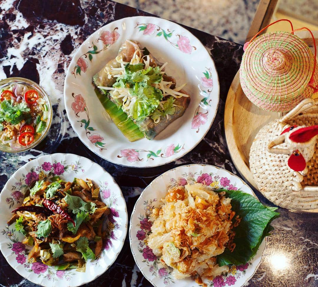 タイ国政府観光庁さんのインスタグラム写真 - (タイ国政府観光庁Instagram)「＜タイ美食レストラン🍽＞﻿ ﻿ タイ家庭料理を味わうことのできるレストラン「バンコク・ボールド・キッチン」 @bangkokboldkitchen へGO😋﻿ ﻿ 「バンコク・ボールド・キッチン」は、旧市街地の「バンコク・ボールド・クッキング・スタジオ」にて毎日１組限定で開かれていたシェフズテーブルが大人気となり、現在チャオプラヤー川沿いのショッピングモール「リバーサイド・プラザ」と中心地のデパート「セントラル・エンバシー」にレストランをオープン👨‍🍳﻿ ﻿ メニューには、北部から南部までタイ全土の郷土料理がならび、レシピはシェフの祖母直伝のもの‼️﻿ ﻿ どこか懐かしさを感じるアットホームな雰囲気が魅力✨﻿ ﻿ #タイ美食レストラン #バンコク #バンコクボールドキッチン #セントラルエンバシー #タイ料理 #タイ料理大好き #エスニック料理 #食べるの大好き #食べるの好きな人と繋がりたい #こんなタイ知らなかった #もっと知りタイ #タイ旅行 #バンコク旅行 #旅好きな人と繋がりたい #旅行好きな人と繋がりたい #thailand #bangkok #bangkokboldkitchen #thaifood #thaifoodstagram #thaifoodie #amazingthailand  #thailandtravel #thailandtrip #thai #thaistagram #lovethailand」4月11日 18時45分 - amazingthailandjp