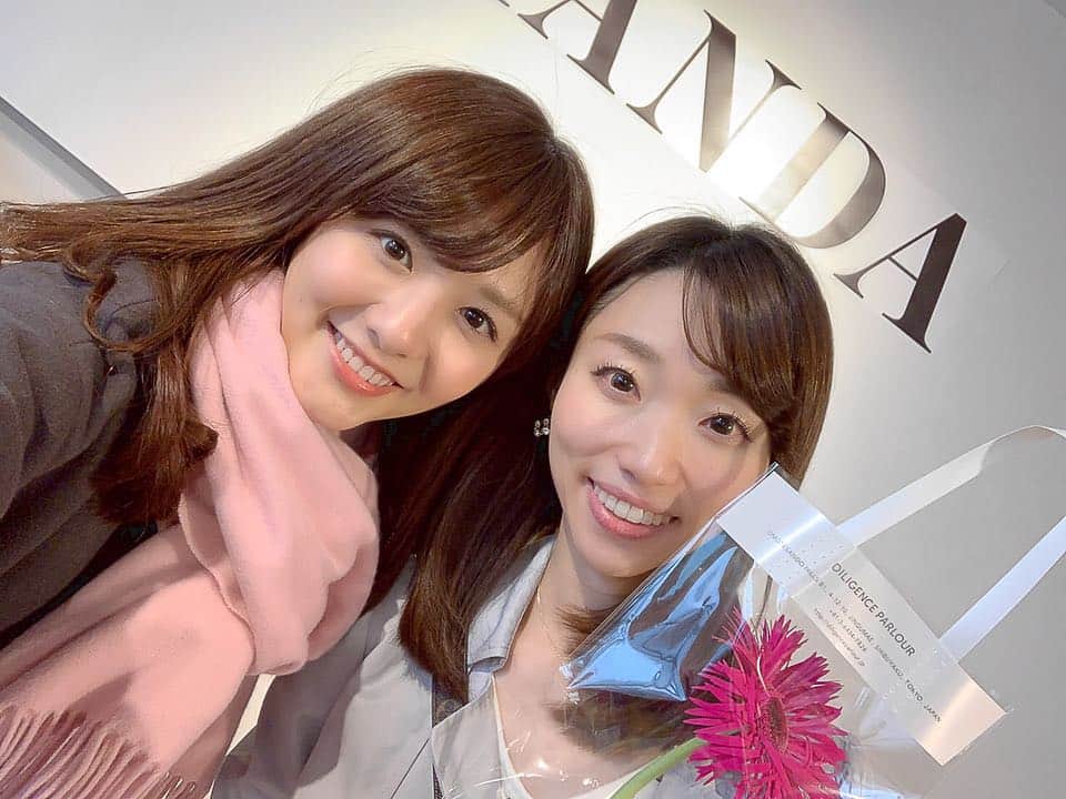 のインスタグラム：「はるかちゃんとランチして、RANDAの展示会に連れて行ってもらいました☺️お土産に素敵なお花を頂きましたよ❣️ 可愛いお洋服もゲットできて良き1日でした💃 さぁ、明日も頑張ろうっと！  #randa #ランダ#展示会 #恵比寿#アーティショー #フォアグラの前菜美味#美味しいものを食べると幸せになれる  #同期#おはよん#日テレnews24 #フリーアナウンサー」