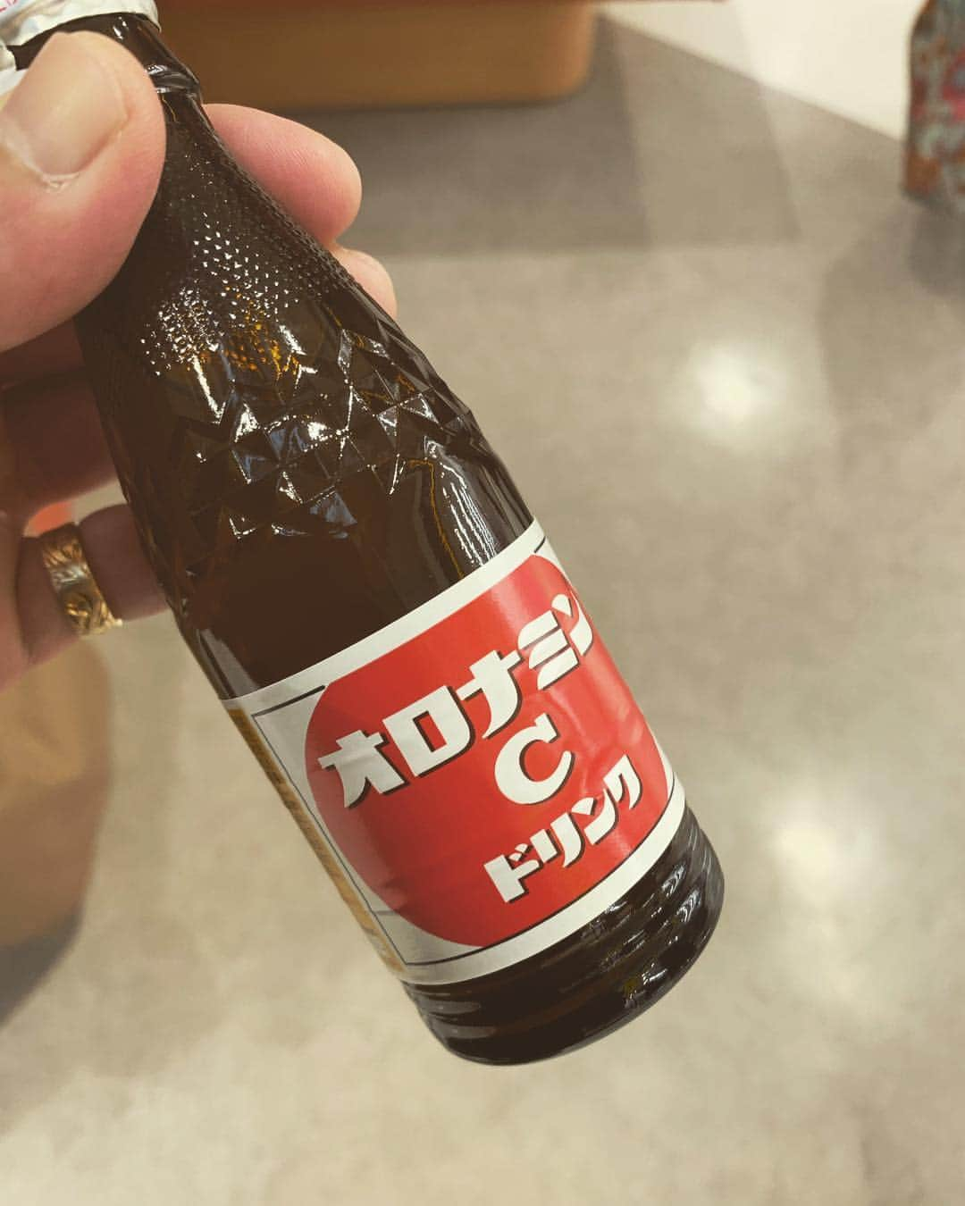 BUCCIさんのインスタグラム写真 - (BUCCIInstagram)「Cを補給しまーす 小さい頃ビンのゴツゴツが好きで飲みながら触りまくってたよ 今日、久しぶりに触ったよ 懐かしかった  #etking #bucci #オロナミンc #昔の癖 #現在進行形 #et20 #わかるかなぁ #わかんねぇだろうなぁ」4月11日 18時47分 - bucci04et