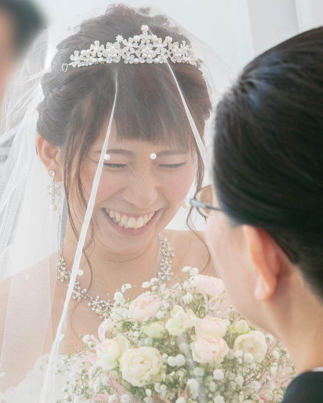 【公式】アールベルアンジェ奈良～結婚式場･ゲストハウス～さんのインスタグラム写真 - (【公式】アールベルアンジェ奈良～結婚式場･ゲストハウス～Instagram)「@artbellangenara をフォローして #アールベルアンジェ奈良 をつけて お写真の投稿おまちしております＊ . ------------------ 花嫁さまを優しく包み込むベールは母親の愛情の象徴という説もあるんですよ✳︎ 花嫁さまの身支度でもあるベールダウンは愛情いっぱいに育ててきたお母様の最後の役目とも言われているんです♩ ------------------ . . ブライダルフェアの予約はTOPの URLからしてくださいね⚐ ＞＞＞@artbellangenara . 『#アールベルアンジェ奈良』. のハッシュタグをつけて お写真を投稿してくださいね＊ こちらの公式IG（@artbellangenara ） で取り上げさせていただきます＊ . . . #アールベルアンジェ奈良#結婚式#結婚 #奈良結婚式場#挙式#奈良#チャペル挙式 #関西花嫁#奈良花嫁#ウェディングドレス #ウェディングレポ#挙式レポ #卒花嫁#プレ花嫁#ウェディング #結婚式準備#結婚準備#花嫁準備 #ウェディングフォト#weddingphoto #Otokucon#日本中のプレ花嫁さんと繋がりたい #weddingtbt #ベールダウン #ウェディングドレス #フォトウェディング」4月11日 18時58分 - artbellangenara