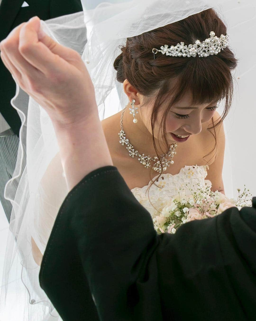 【公式】アールベルアンジェ奈良～結婚式場･ゲストハウス～さんのインスタグラム写真 - (【公式】アールベルアンジェ奈良～結婚式場･ゲストハウス～Instagram)「@artbellangenara をフォローして #アールベルアンジェ奈良 をつけて お写真の投稿おまちしております＊ . ------------------ 花嫁さまを優しく包み込むベールは母親の愛情の象徴という説もあるんですよ✳︎ 花嫁さまの身支度でもあるベールダウンは愛情いっぱいに育ててきたお母様の最後の役目とも言われているんです♩ ------------------ . . ブライダルフェアの予約はTOPの URLからしてくださいね⚐ ＞＞＞@artbellangenara . 『#アールベルアンジェ奈良』. のハッシュタグをつけて お写真を投稿してくださいね＊ こちらの公式IG（@artbellangenara ） で取り上げさせていただきます＊ . . . #アールベルアンジェ奈良#結婚式#結婚 #奈良結婚式場#挙式#奈良#チャペル挙式 #関西花嫁#奈良花嫁#ウェディングドレス #ウェディングレポ#挙式レポ #卒花嫁#プレ花嫁#ウェディング #結婚式準備#結婚準備#花嫁準備 #ウェディングフォト#weddingphoto #Otokucon#日本中のプレ花嫁さんと繋がりたい #weddingtbt #ベールダウン #ウェディングドレス #フォトウェディング」4月11日 18時58分 - artbellangenara