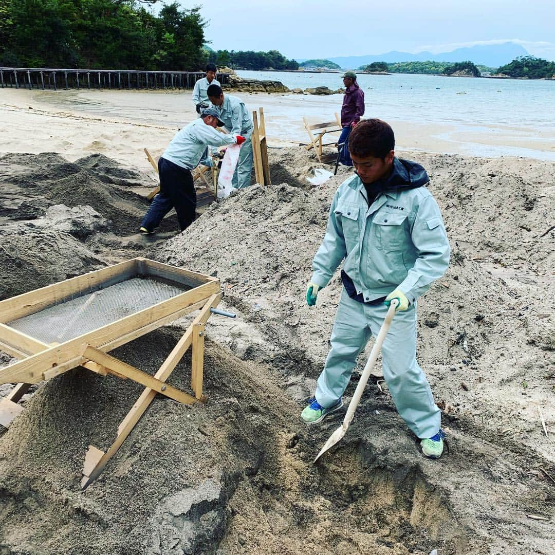 赤星拓さんのインスタグラム写真 - (赤星拓Instagram)「ご協力ありがとうございました！ 今日は一人でやってたのでスゲー救われました😭川口住建工業の皆様〜 明日は皆んなで仕上げます❗️ #国定公園 #松島海水浴場 #もうゴミ溜まりじゃない #よみがえれ  #綺麗な海 #上天草市 #ベストアメニティ #kami_ama」4月11日 18時55分 - akahoshi.taku_1