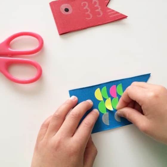 HoiClue♪ [ほいくる]さんのインスタグラム写真 - (HoiClue♪ [ほいくる]Instagram)「＼手のひらこいのぼり／  材料は画用紙、割り箸、紙粘土！ 飾りをつければ小さな手作りこいのぼりの出来上がり😊🎏 . 細々した作業が楽しくなってきた時期により楽しめる、こどもの日にちなんだ製作あそびです✨ . 作り方の詳細は、 @hoiclue のプロフィールのURLから「ほいくる」へジャンプ→「手のひらこいのぼり」で検索🔎 . ほいくるの投稿を見て遊んだ後は、ぜひ #ほいくる または #hoiclue のタグをつけえ教えてください♬ほいくる公式サイトの記事内で、ご紹介させていただくかも…？ ※その際はInstagramのメッセージにて事前にご連絡させていただきます。  #保育 #遊び #あそび #子ども #こども #製作 #製作遊び #制作 #造形 #工作 #キッズアート #保育 #保育士 #保育園 #幼稚園 #こども園 #廃材 #廃材遊び #廃材リメイク #こいのぼり #こいのぼり製作 #こどもの日 #画用紙 #紙粘土」4月11日 18時56分 - hoiclue