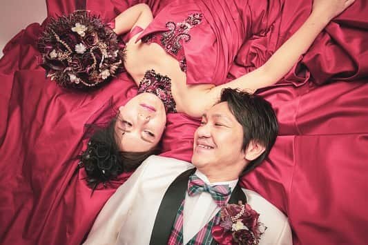 楽婚【公式】Instagramさんのインスタグラム写真 - (楽婚【公式】InstagramInstagram)「@rakukon をフォローして 『#楽婚』をつけて、 お写真の投稿大歓迎♡ 公式IGでリグラムされるかも！？ . ♥楽婚の先輩カップル Kozo & Saki 会場：#ホテルメルパルクOSAKA >>>https://www.rakukon.com/couple/kozo-saki20181028/ . ゲストの方、全員の目を引くような真っ赤なウェディングドレスがとっても綺麗に広がって、とっても美しいですよね◎ 特に階段を使ったお写真はとっても綺麗に映えて素敵なお写真に仕上がりました♩ .  Webでご予約はTOPのURLより♡ ⇒@rakukon . #楽婚 #rakukon #ベストブライダル  #wedding #ウェディング #フォトウェディング #プレ花嫁 #卒花 #日本中のプレ花嫁さんと繋がりたい #プラコレ #marryxoxo #ウエディングニュース #花嫁 #卒花嫁 #2019年春婚  #2019年夏婚 #2019年冬婚  #結婚式準備 #weddingdress #カラードレス #ウェディングドレス #ウェディングフォト」4月11日 19時07分 - rakukon