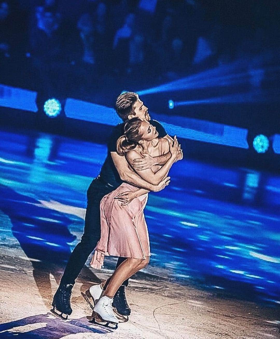 アレクサンドラ・ステパノワのインスタグラム：「Шоу «15 лет успеха»💙 @averbukhofficial」