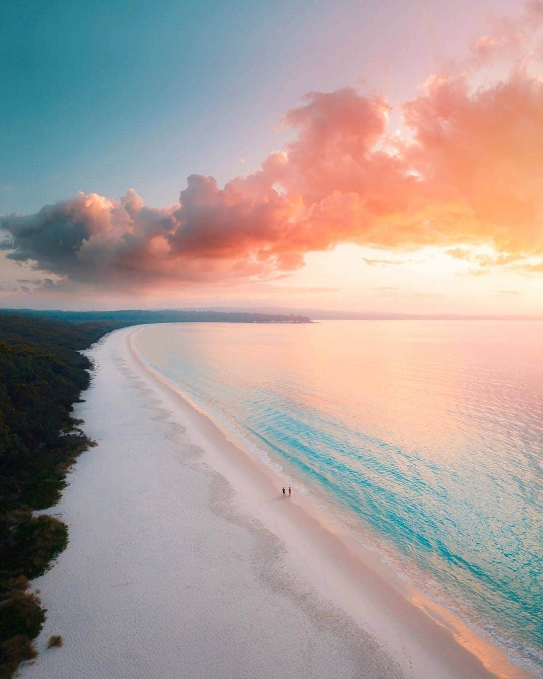 Discover Earthさんのインスタグラム写真 - (Discover EarthInstagram)「Can't get over how incredible the colors are on all of these beautiful shots of Hyams Beach in Jervis Bay, Australia ! Which of these photos do you like the most ? 🇦🇺 Tag someone who absolutely has to see these ! — 📍#DiscoverAustralia — 📸 Photos by @tomnoske ​」4月11日 19時00分 - discoverearth