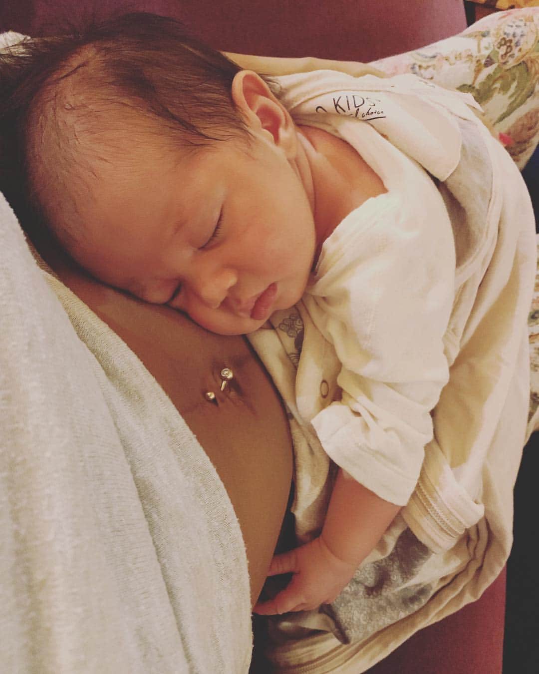 福本幸子さんのインスタグラム写真 - (福本幸子Instagram)「お腹のたるみすら愛おしいと思える。それ以上に愛おしい小さなヒトと出会えたから。This beautiful little person makes everything worth it, even the saggy belly. #postnatal #newbornbaby」4月11日 18時59分 - okinawajudy