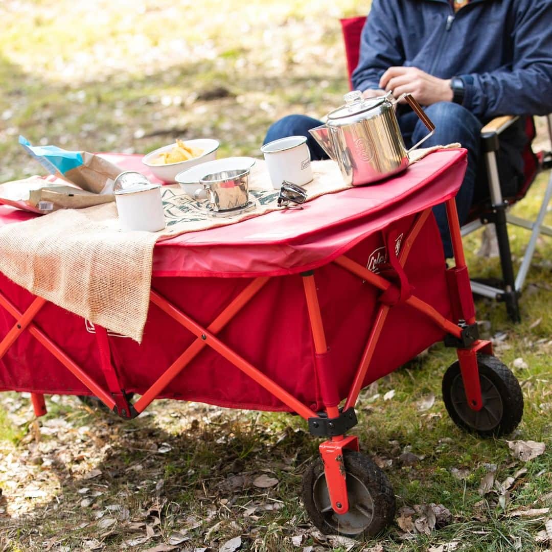Coleman Japanのインスタグラム：「荷物を運ぶだけでなく、テーブルとしても使える「アウトドアワゴン」でティータイムを楽しもう☕」