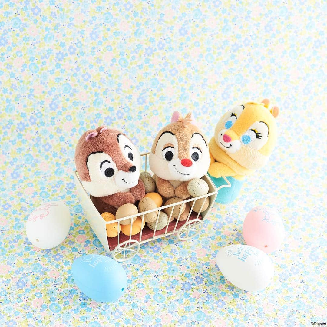 ちょっこりさん【公式】のインスタグラム：「#20190411 * イースターの準備をしましょう！ 卵と一緒に、チップとデールはどこに運ばれちゃうのかな。 * #ちょっこりさん #イースター #エッグハント #ぬい撮り#ぬいぐるみ #chokkorisan#disney #takaratomyarts #ぬいぐるみと撮り隊 #disney写真部 #ちょっこりさん好きな人とつながりたい」