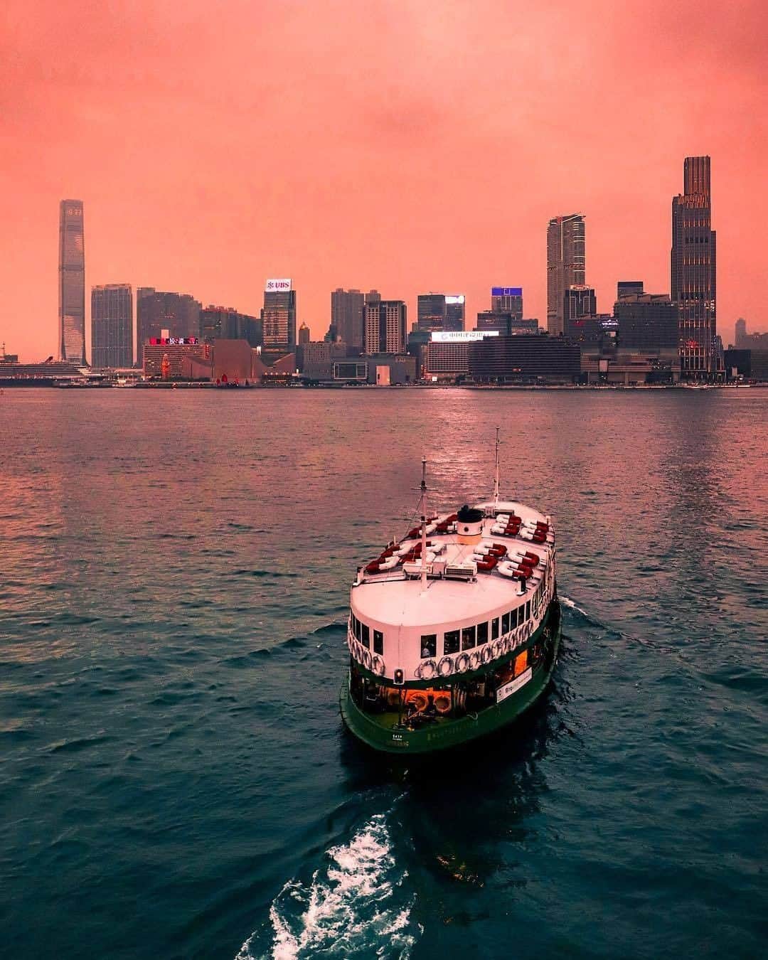 Discover Hong Kongさんのインスタグラム写真 - (Discover Hong KongInstagram)「Who’s up for a scenic ride aboard Hong Kong’s iconic Star Ferry? 去香港要坐天星小輪，看美妙的維港景色！ 📷: @michaelhsu95 #DiscoverHongKong #repost」4月11日 19時00分 - discoverhongkong