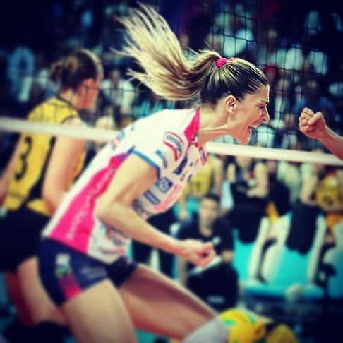 フランチェスカ・ピッチニーニさんのインスタグラム写真 - (フランチェスカ・ピッチニーニInstagram)「IN FINALE !!!!💪🏻💪🏻 #championsleague #berlino #volleyball #dream #VIIIfinali #6vinte #mylife #passion #solocosebelle #freedom #family #love #mygoal 🏐🔥🏐」4月11日 19時01分 - francescapiccinini12